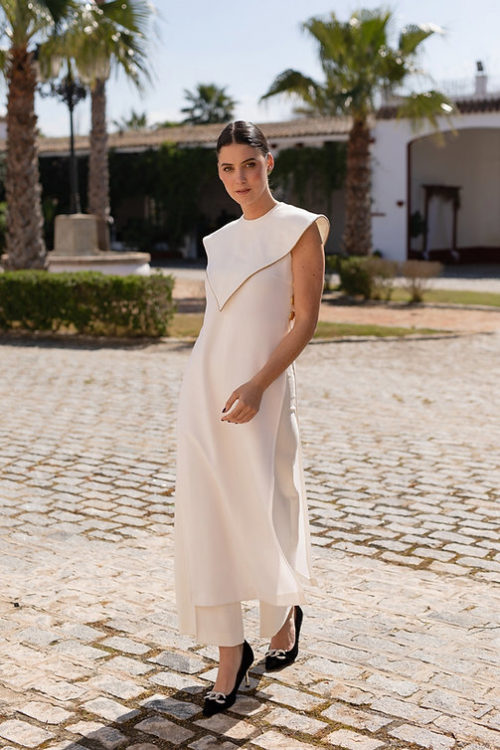CONJUNTO DE CASACA EN CREP Y DETALLE DE BOTONES CON PANTALÓN