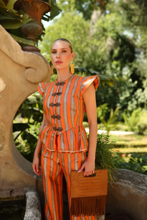 CHAQUETA ESTRUCTURADA SIN MANGAS EN RAYAS NARANJA Y GRIS CON CIERRE ORNAMENTAL