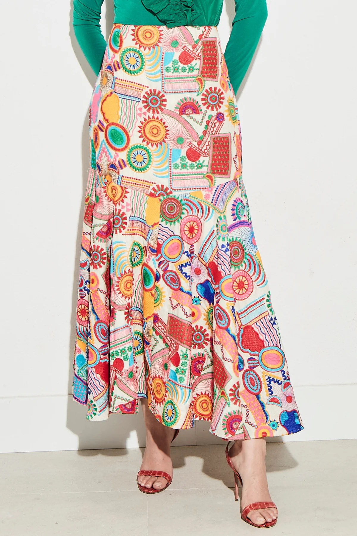 FALDA ESTAMPADO MULTICOLOR CON VUELO EN BAJO 6 FALDA ESTAMPADO MULTICOLOR CON VUELO EN BAJO - Imagen 5