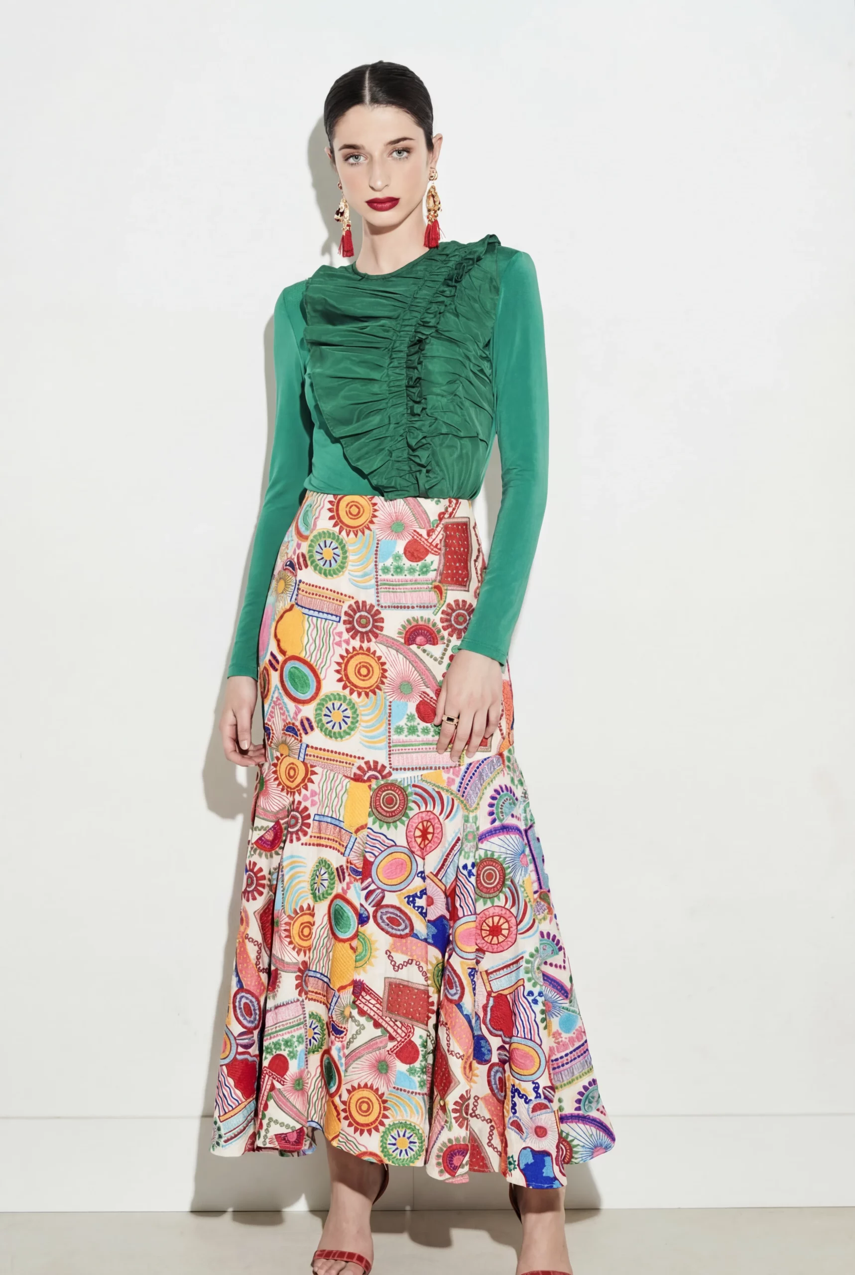 FALDA ESTAMPADO MULTICOLOR CON VUELO EN BAJO 2 FALDA ESTAMPADO MULTICOLOR CON VUELO EN BAJO