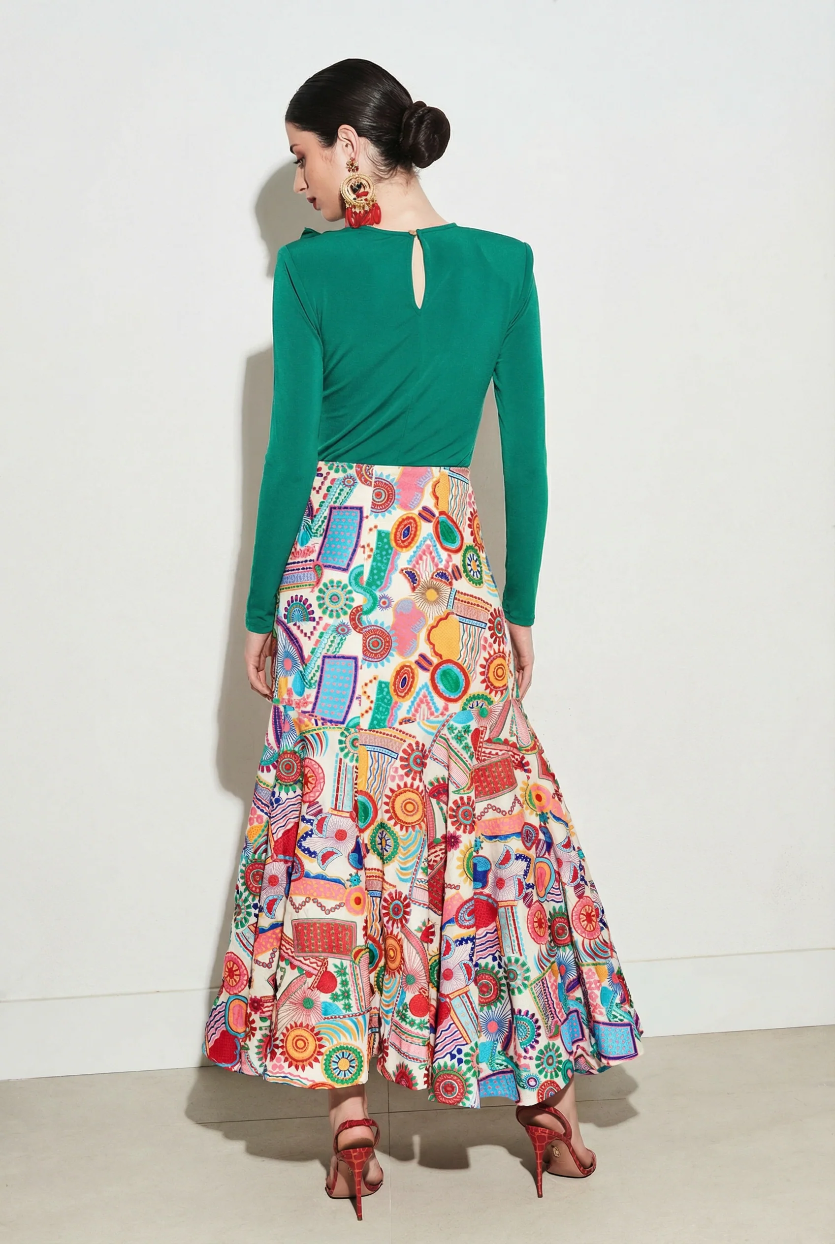 FALDA ESTAMPADO MULTICOLOR CON VUELO EN BAJO 4 FALDA ESTAMPADO MULTICOLOR CON VUELO EN BAJO - Imagen 3