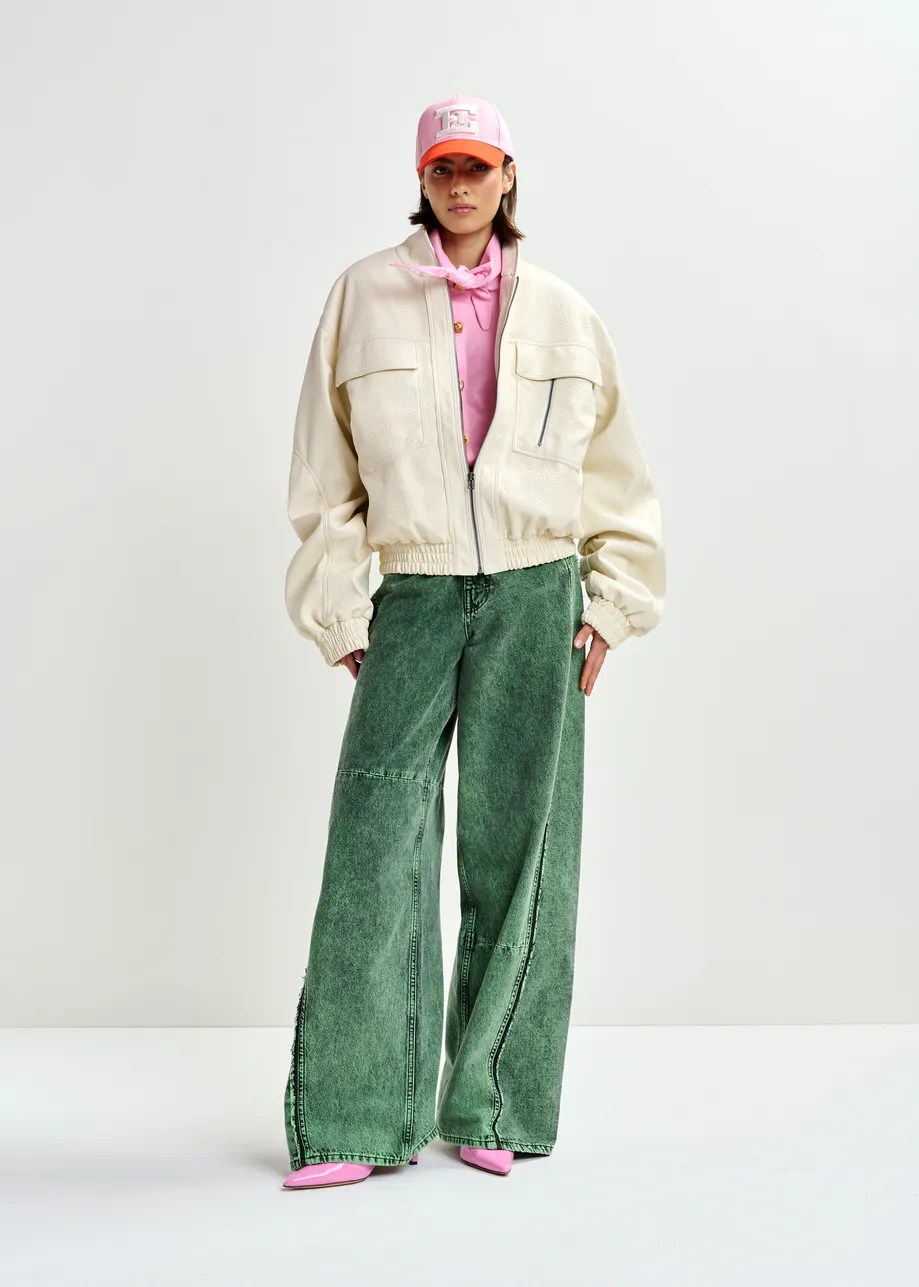 CAMISA OVERSIZE CON CUELLO DE PUNTA ALRGADA Y BOTONES DORADOS 5 CAMISA OVERSIZE CON CUELLO DE PUNTA ALRGADA Y BOTONES DORADOS - Imagen 4