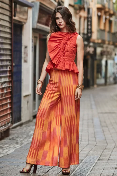 TOP DE TAFETA DRAPEADO CON VOLANTE