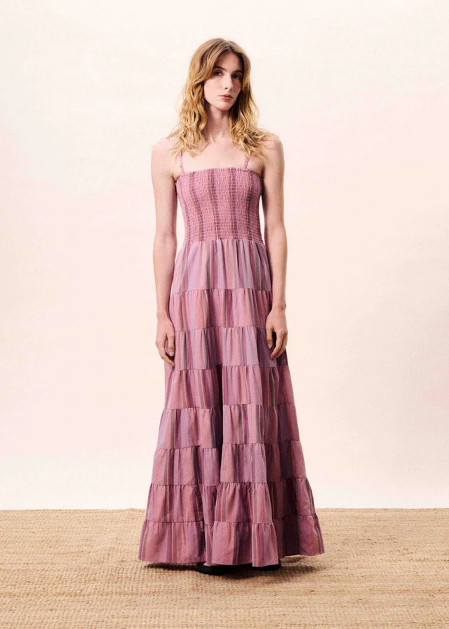 VESTIDO LARGO CON CUERPO DE NIDO DE ABEJA Y FALDA RAYAS EN TONOS LILAS 2 VESTIDO LARGO CON CUERPO DE NIDO DE ABEJA Y FALDA RAYAS EN TONOS LILAS