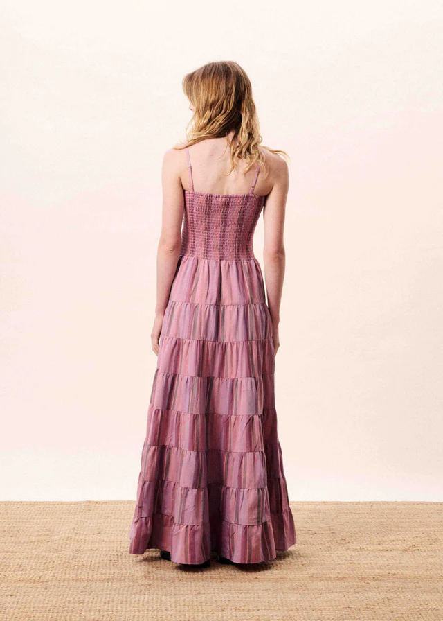 VESTIDO LARGO CON CUERPO DE NIDO DE ABEJA Y FALDA RAYAS EN TONOS LILAS 5 VESTIDO LARGO CON CUERPO DE NIDO DE ABEJA Y FALDA RAYAS EN TONOS LILAS - Imagen 4
