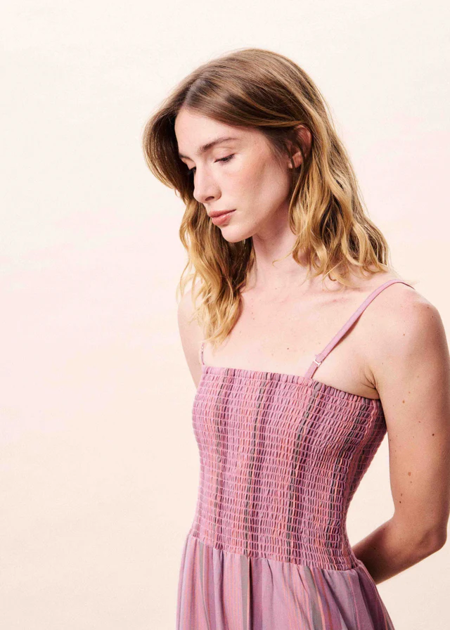 VESTIDO LARGO CON CUERPO DE NIDO DE ABEJA Y FALDA RAYAS EN TONOS LILAS 4 VESTIDO LARGO CON CUERPO DE NIDO DE ABEJA Y FALDA RAYAS EN TONOS LILAS - Imagen 3