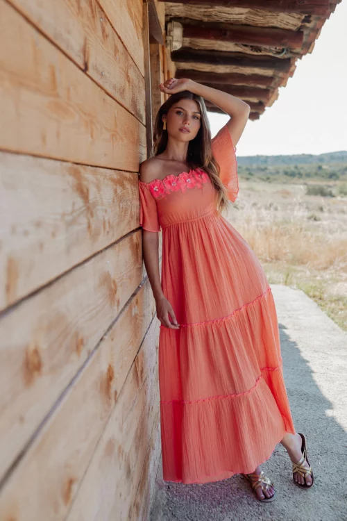 VESTIDO MIDI OFF SHOULDERS CON APLICACIÓN FLORAL EN ESCOTE