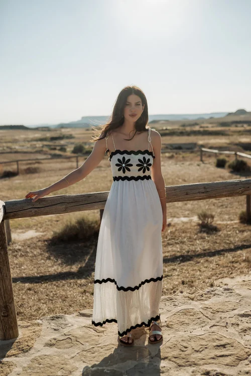 Home 8 VESTIDO MIDI DE TIRANTES CON VIVOS ONDAS NEGRO Y DETALLE FLOR NEGRO EN ESCOTE