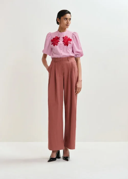 CAMISA DE CUELLO MAO CON BORDADOS FLORARES DE LENTEJUELAS Y CUENTAS