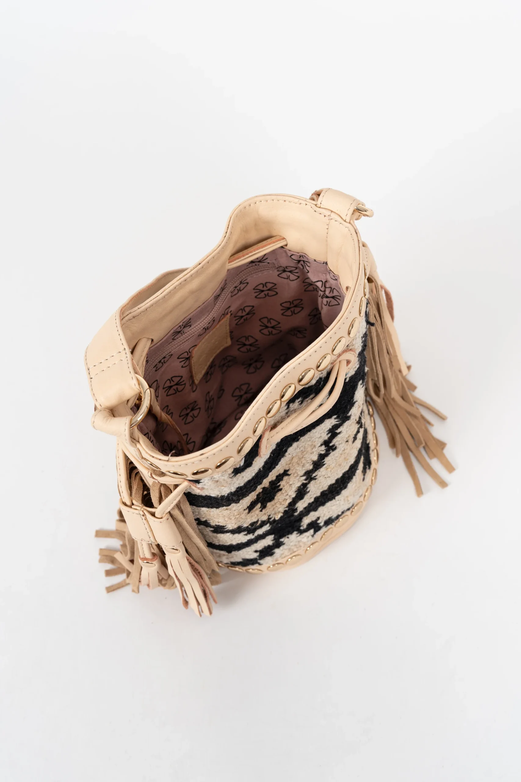 BOLSO BUCKET EN TEJIDO Y PIEL CRUDO CON MOTIVOS GEOMÉTRICOS EN NEGRO 10 BOLSO BUCKET EN TEJIDO Y PIEL CRUDO CON MOTIVOS GEOMÉTRICOS EN NEGRO - Imagen 9