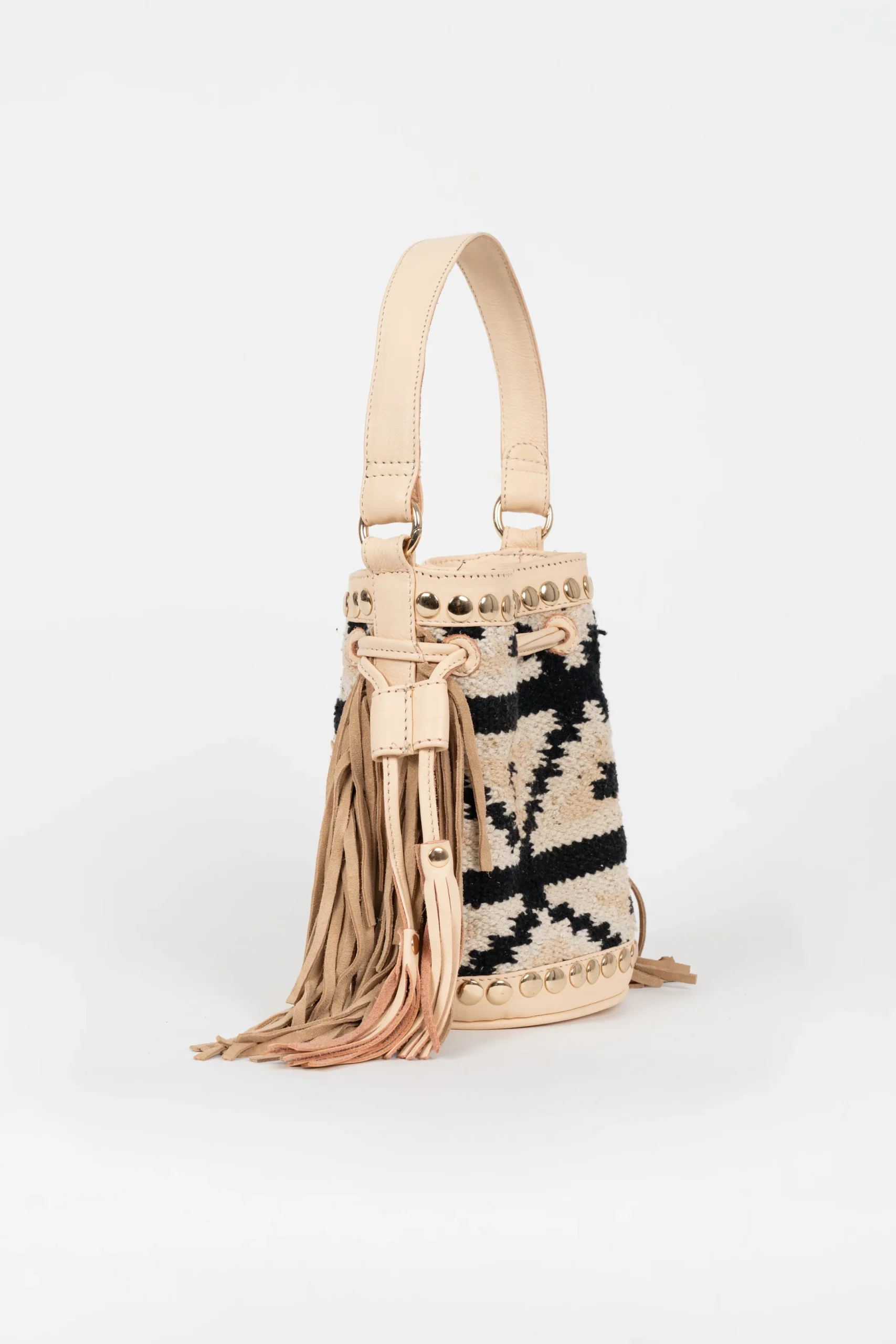 BOLSO BUCKET EN TEJIDO Y PIEL CRUDO CON MOTIVOS GEOMÉTRICOS EN NEGRO 8 BOLSO BUCKET EN TEJIDO Y PIEL CRUDO CON MOTIVOS GEOMÉTRICOS EN NEGRO - Imagen 7