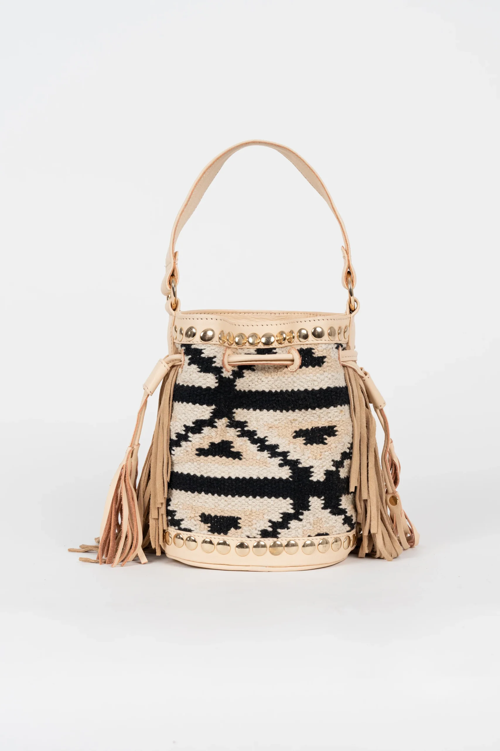 BOLSO BUCKET EN TEJIDO Y PIEL CRUDO CON MOTIVOS GEOMÉTRICOS EN NEGRO 2 BOLSO BUCKET EN TEJIDO Y PIEL CRUDO CON MOTIVOS GEOMÉTRICOS EN NEGRO