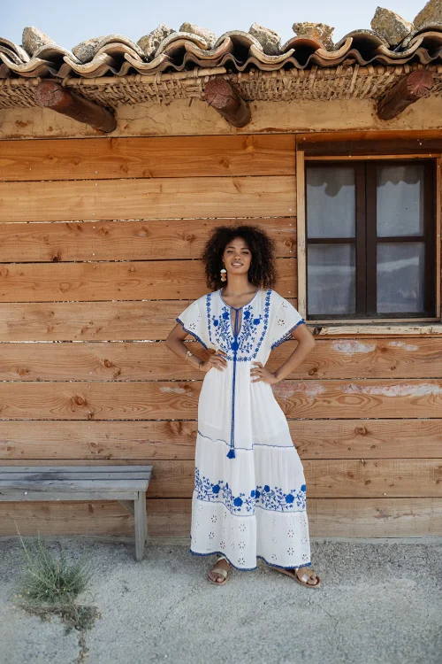 Home 11 VESTIDO MIDI BLANCO CON FLORES CALADAS Y BORDADOS EN AZULÓN