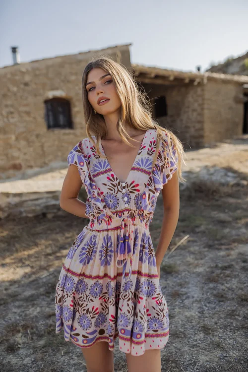 VESTIDO CORTO CON VOLANTES EN ESTAMPADO FLORAL ROSA/LILA Y CORAL
