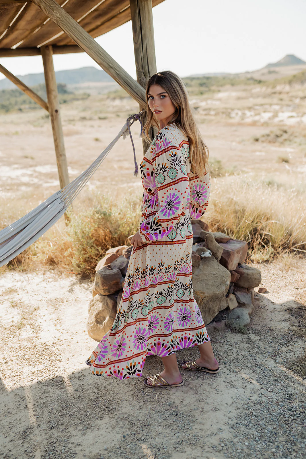 VESTIDO MIDI ESTAMPADO FLORAL ROSA/LILA Y AGUAMARINA CON BOTONES DELANTEROS 5 VESTIDO MIDI ESTAMPADO FLORAL ROSA/LILA Y AGUAMARINA CON BOTONES DELANTEROS - Imagen 4