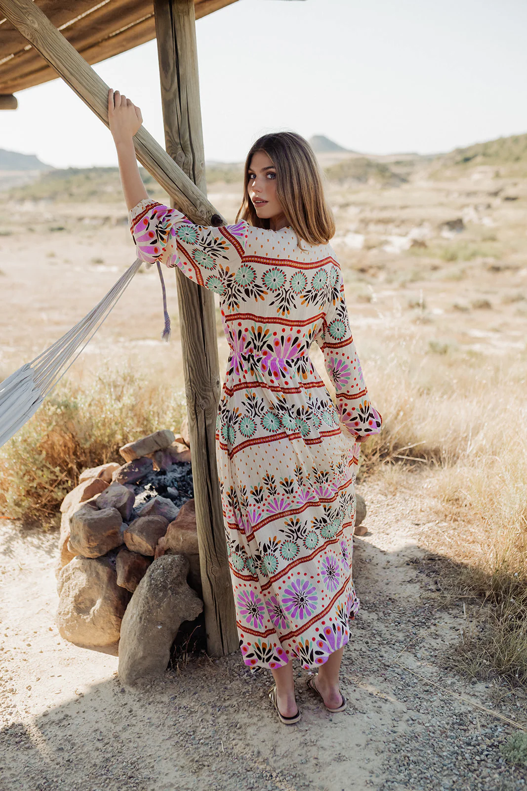 VESTIDO MIDI ESTAMPADO FLORAL ROSA/LILA Y AGUAMARINA CON BOTONES DELANTEROS 4 VESTIDO MIDI ESTAMPADO FLORAL ROSA/LILA Y AGUAMARINA CON BOTONES DELANTEROS - Imagen 3