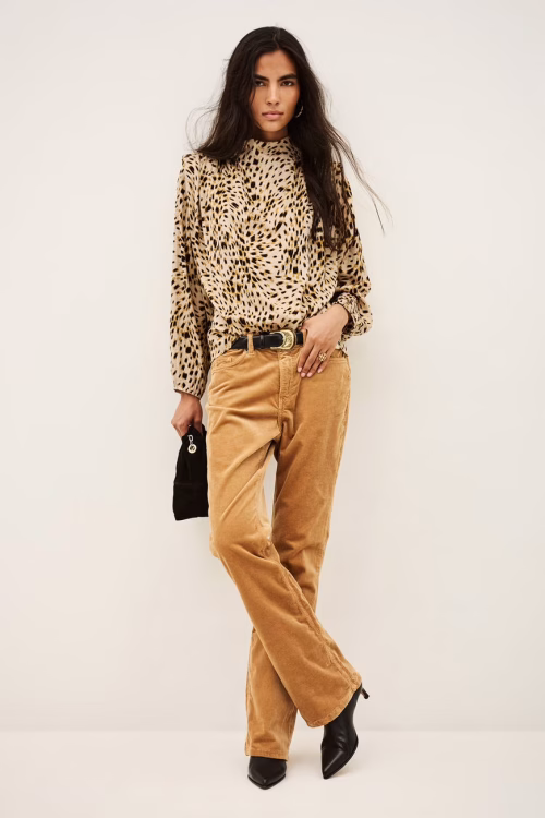 BLUSA ANIMAL PRINT CON CON HOMBRERA Y CUELLO ALTO