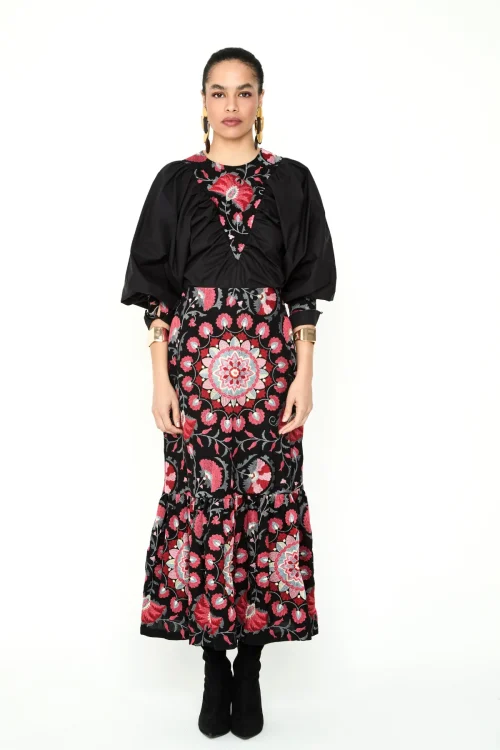 FALDA MIDI EVASÉ CON BORDADO FLORAL Y VOLANTE EN BAJO