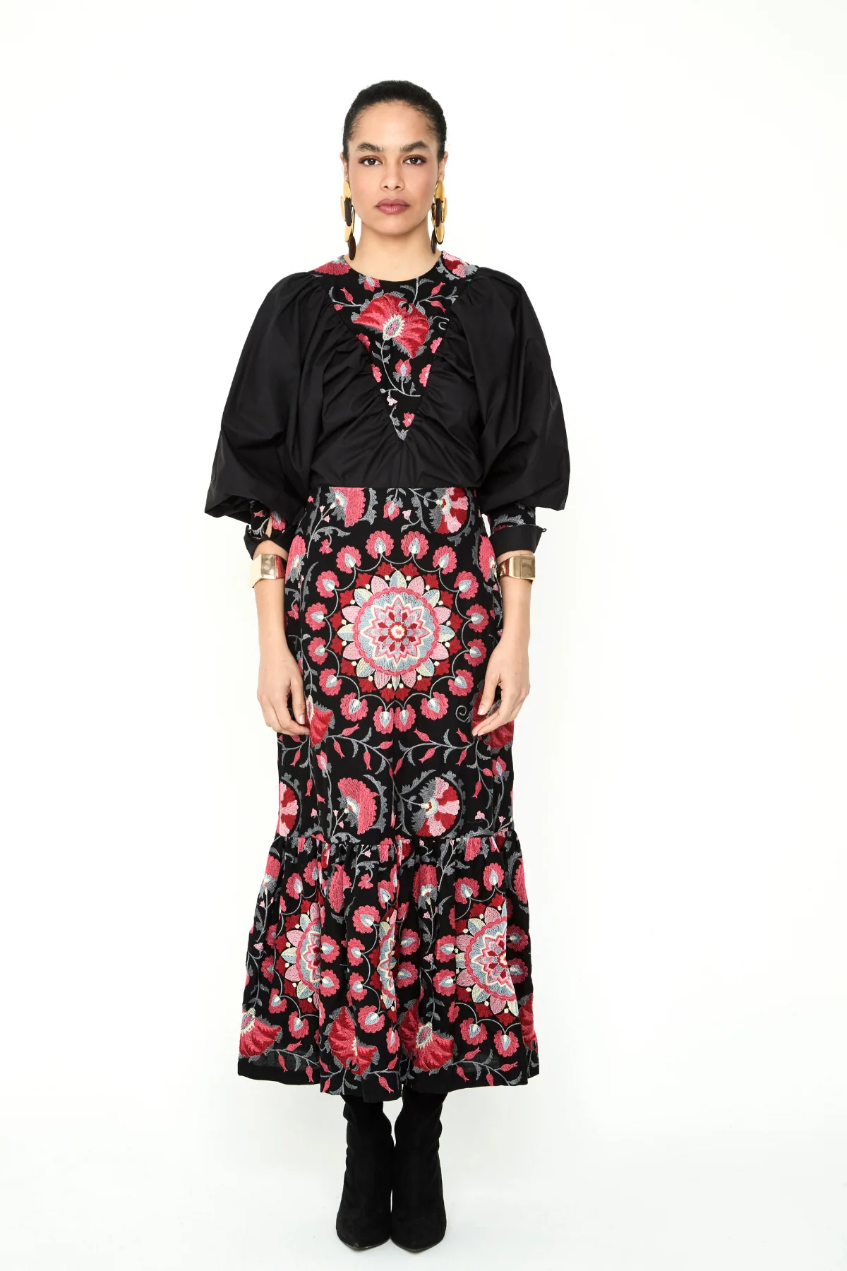 FALDA MIDI EVASÉ CON BORDADO FLORAL Y VOLANTE EN BAJO 2 FALDA MIDI EVASÉ CON BORDADO FLORAL Y VOLANTE EN BAJO