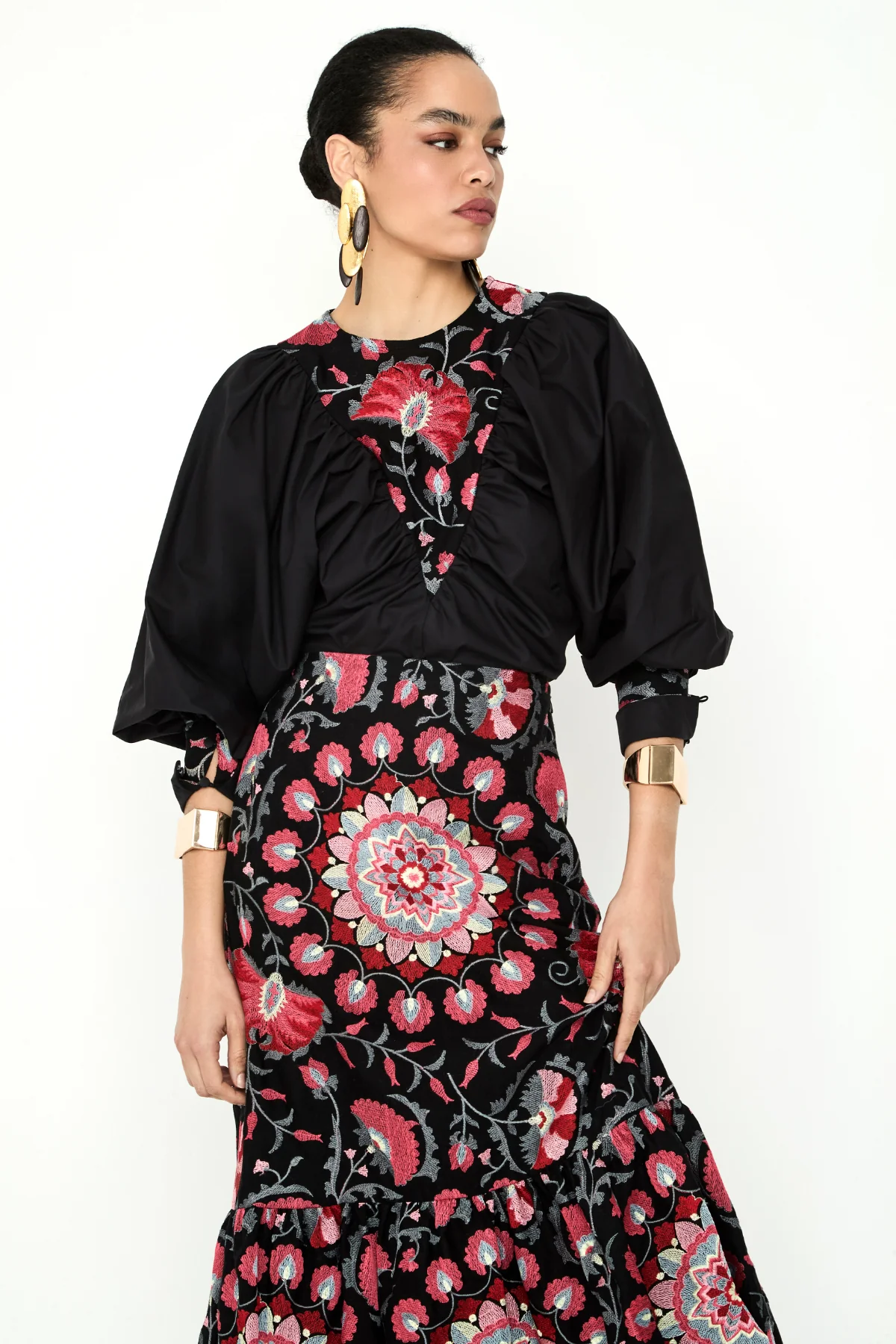 FALDA MIDI EVASÉ CON BORDADO FLORAL Y VOLANTE EN BAJO 6 FALDA MIDI EVASÉ CON BORDADO FLORAL Y VOLANTE EN BAJO - Imagen 5