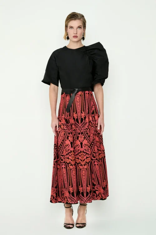 Home 5 FALDA MIDI BORDADA CORAL SOBRE NEGRO