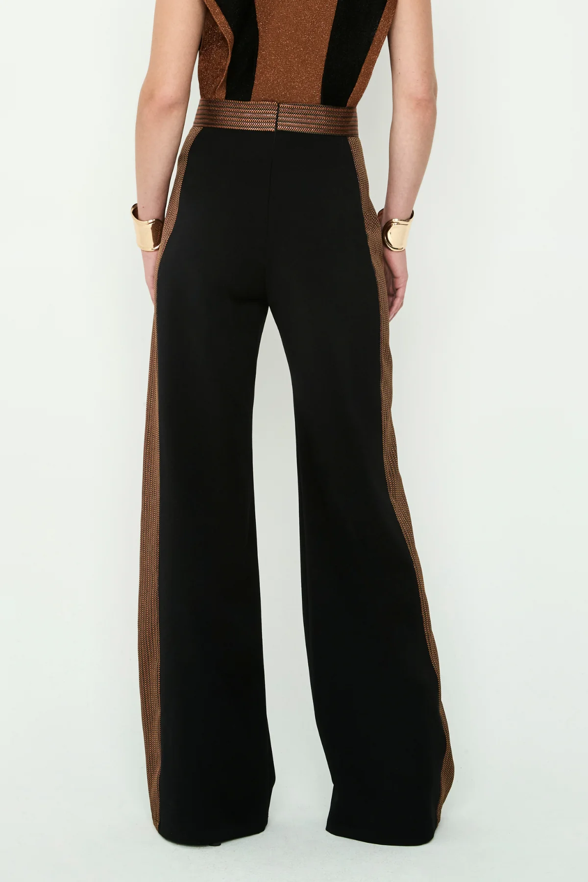 PANTALÓN RECTO BRILLO CON FRANJA LATERAL BRONCE 7 PANTALÓN RECTO BRILLO CON FRANJA LATERAL BRONCE - Imagen 6