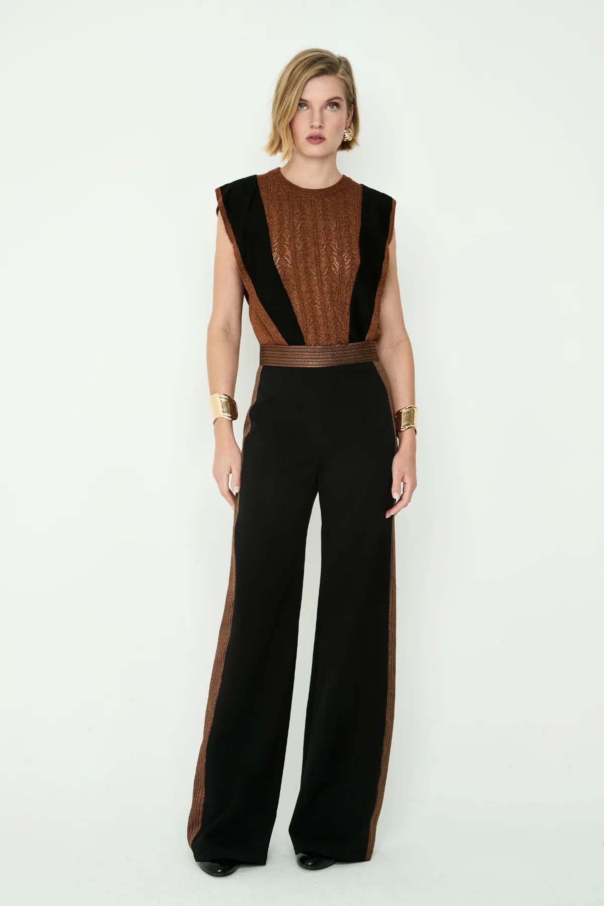 PANTALÓN RECTO BRILLO CON FRANJA LATERAL BRONCE 4 PANTALÓN RECTO BRILLO CON FRANJA LATERAL BRONCE - Imagen 3
