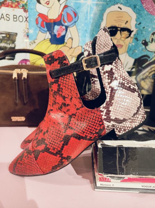 BOTINES CON ABERTURA LATERAL Y PULSERA