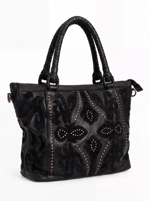 SHOPPER BAG DE PIEL NEGRO CON DETALLES SUPERPUESTOS Y TACHAS DORADAS