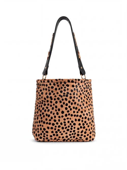 MINI BUCKET LEOPARDO CAMEL/NEGRO CON ASA DE TACHAS ESTRELLAS