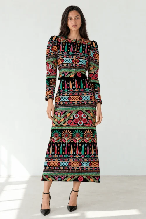 FALDA EVASÉ CON BORDADOS MULTICOLOR EN TERCIPOELO NEGRO